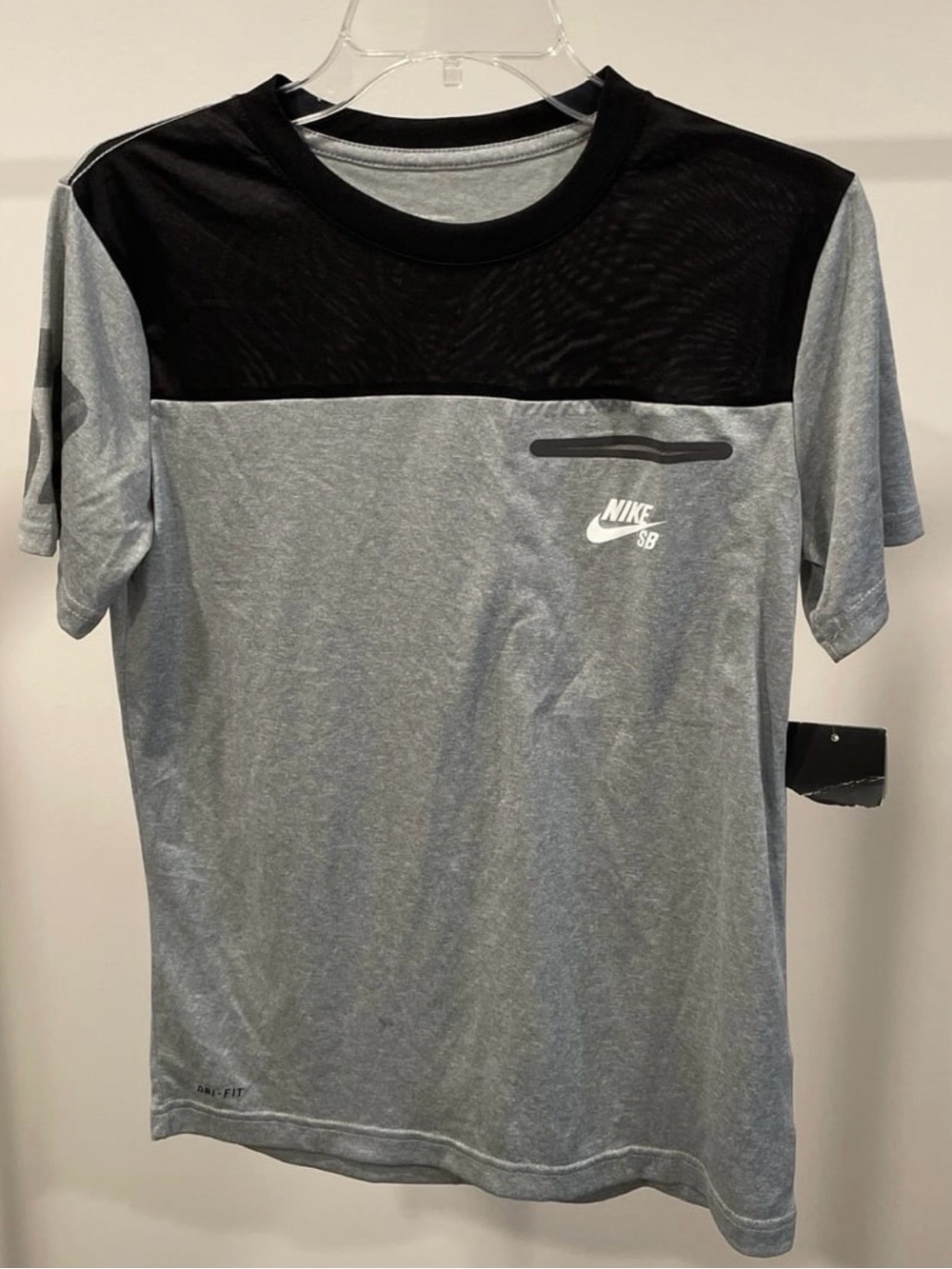 Nike Skateboarding Dri Fit Boys Gray with Black Short Sleeve Tee Size Large NWT